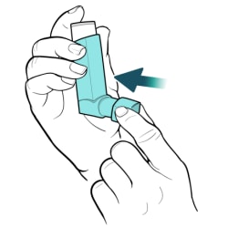 Mano sosteniendo el inhalador en posición vertical, con la otra mano colocando de nuevo la tapa en la boquilla.