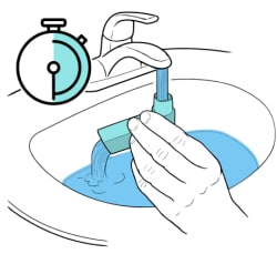 Mano sujetando un inhalador bajo el grifo, el agua corriendo hacia la boquilla y saliendo por la parte superior, con un reloj mostrando el paso del tiempo.
