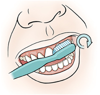 Primer plano de una boca en donde se ve el cepillo en los dientes superiores.