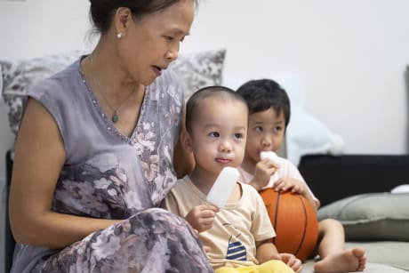 Una madre que cuida de dos niños pequeños.